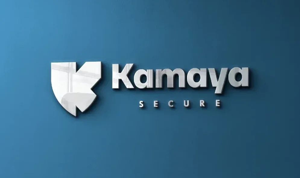 Logotipo de Kamaya Secure en la pared de una oficina