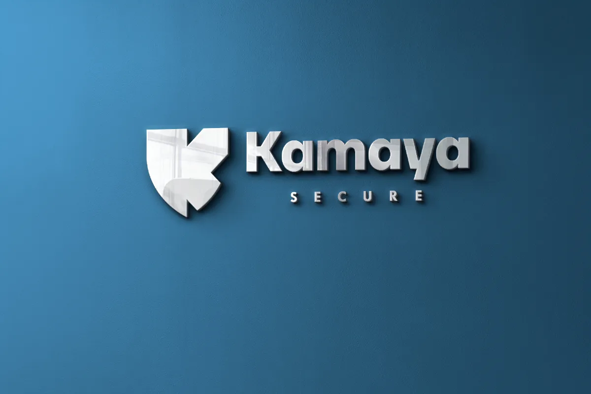 Logotipo de Kamaya Secure en la pared de una oficina